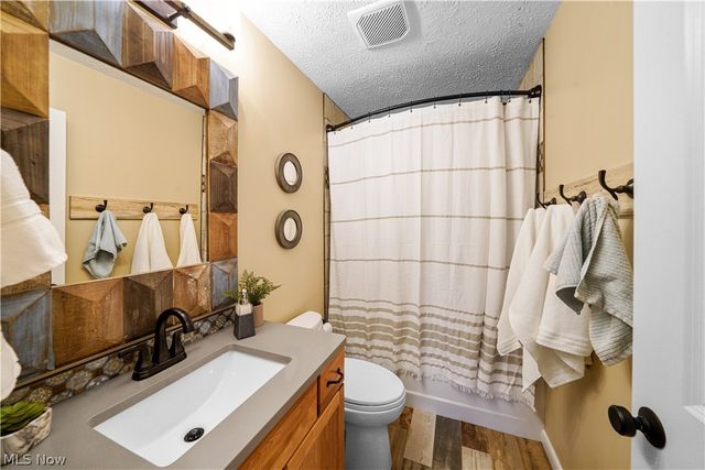 8266 Pebble Creek Court, Chagrin Falls, OH 44023