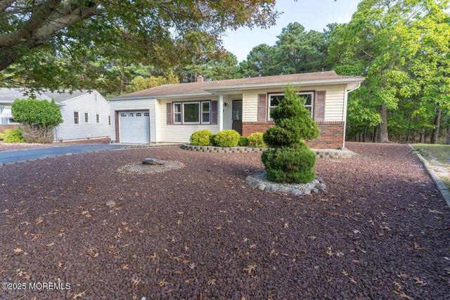 23 Burlington Court, Toms River, NJ 08757