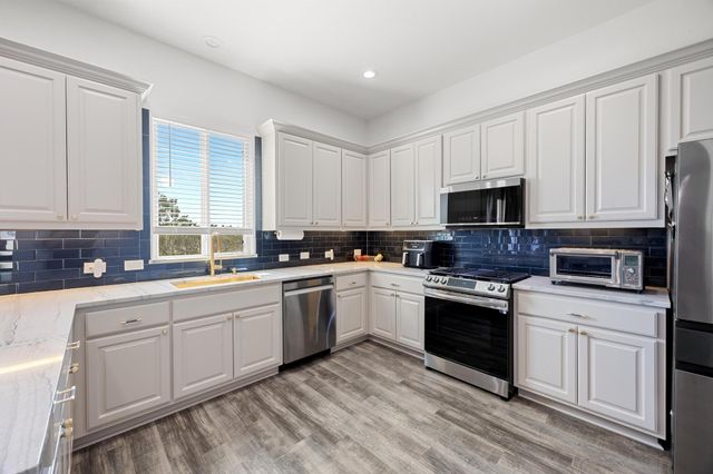 9008 Hobby LN, Jonestown, TX 78645