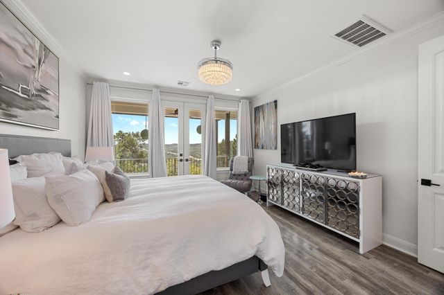 9008 Hobby LN, Jonestown, TX 78645