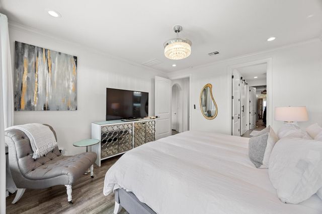 9008 Hobby LN, Jonestown, TX 78645