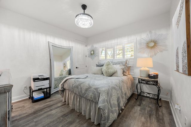 9008 Hobby LN, Jonestown, TX 78645