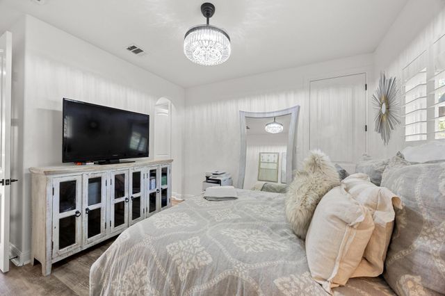 9008 Hobby LN, Jonestown, TX 78645