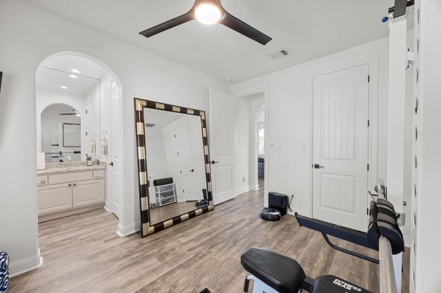 9008 Hobby LN, Jonestown, TX 78645