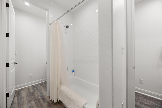 9008 Hobby LN, Jonestown, TX 78645