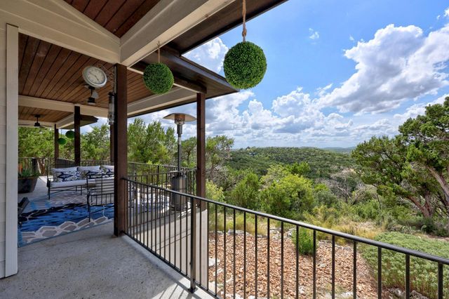 9008 Hobby LN, Jonestown, TX 78645