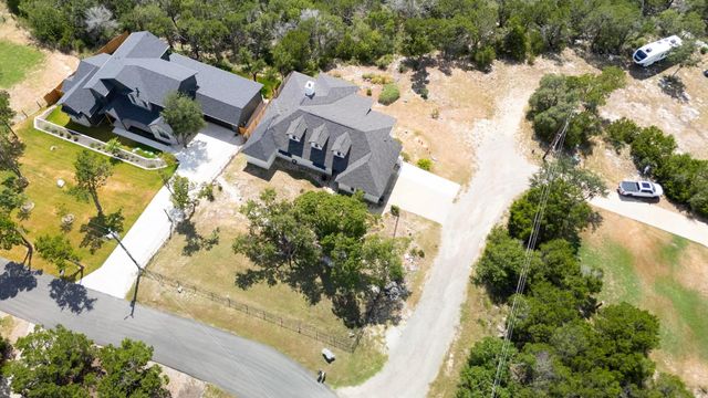 9008 Hobby LN, Jonestown, TX 78645