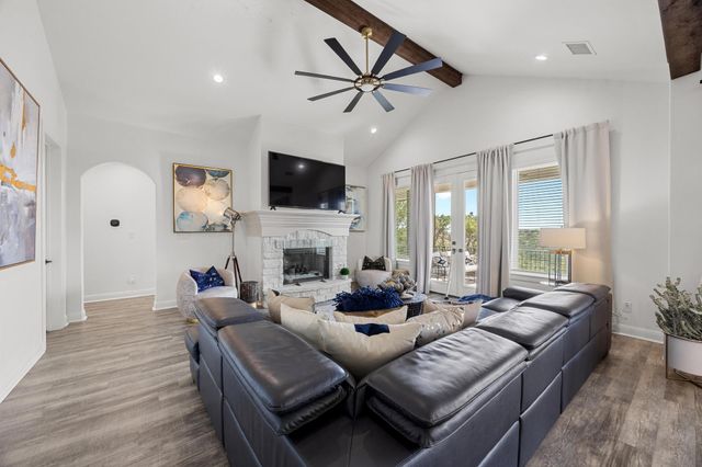 9008 Hobby LN, Jonestown, TX 78645