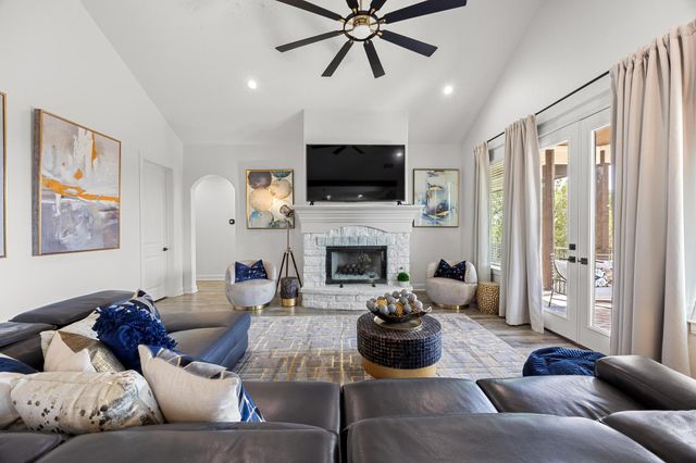 9008 Hobby LN, Jonestown, TX 78645