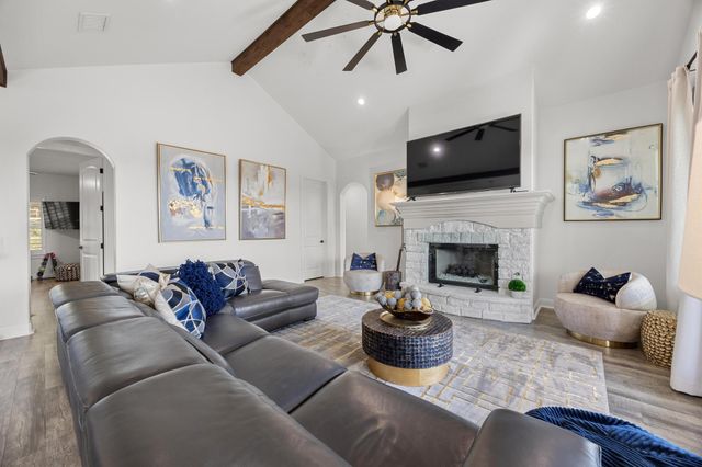 9008 Hobby LN, Jonestown, TX 78645