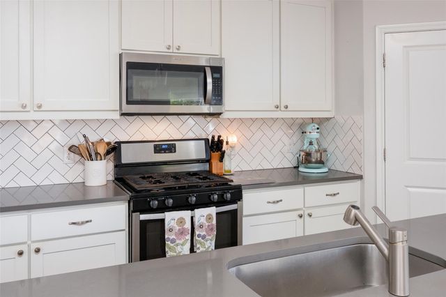 348 Lacey Oak LOOP, San Marcos, TX 78666