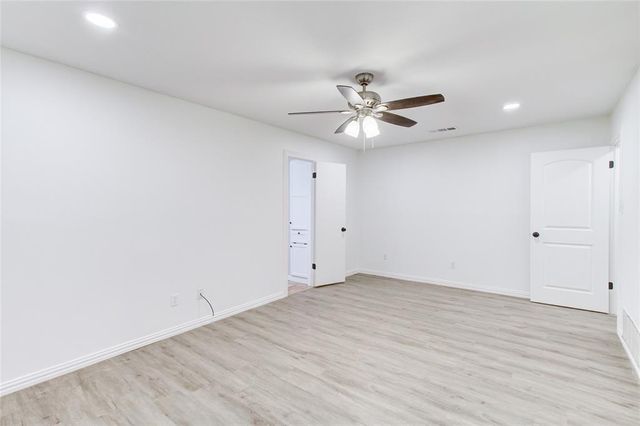 1404 Hillcrest DR, Taylor, TX 76574