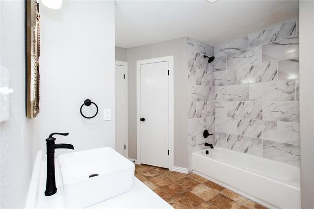 1404 Hillcrest DR, Taylor, TX 76574