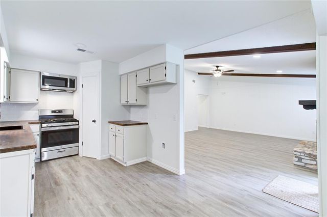 1404 Hillcrest DR, Taylor, TX 76574