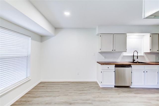 1404 Hillcrest DR, Taylor, TX 76574