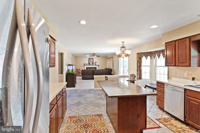 7 CRYSTAL CT, Sicklerville, NJ 08081