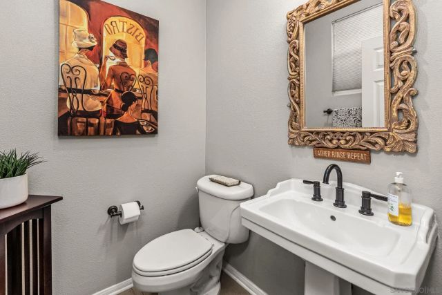 2407 Douglaston Gln, Escondido, CA 92026