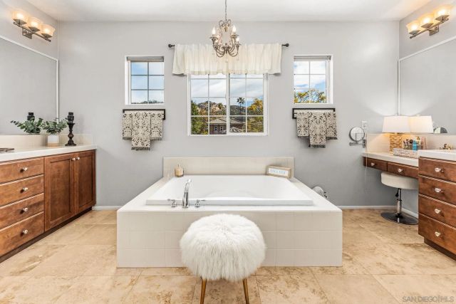 2407 Douglaston Gln, Escondido, CA 92026