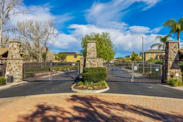 2407 Douglaston Gln, Escondido, CA 92026