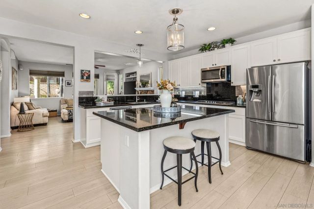 2407 Douglaston Gln, Escondido, CA 92026