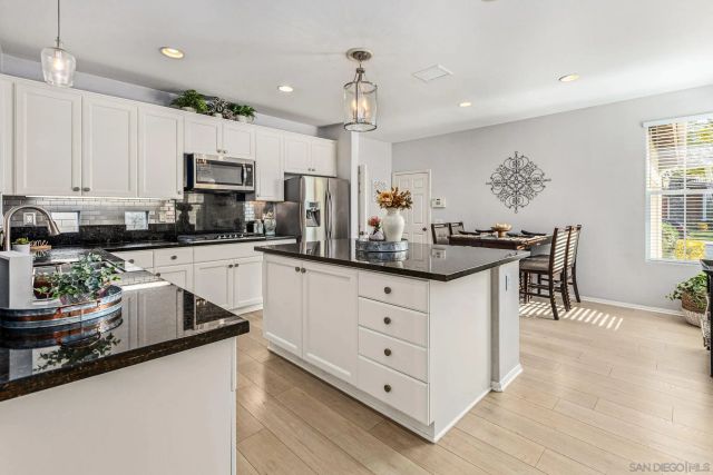 2407 Douglaston Gln, Escondido, CA 92026