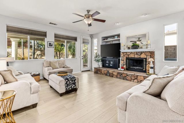 2407 Douglaston Gln, Escondido, CA 92026