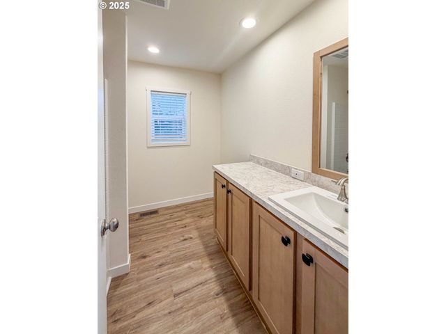 252 Ne THIRD St, Oakland, OR 97462