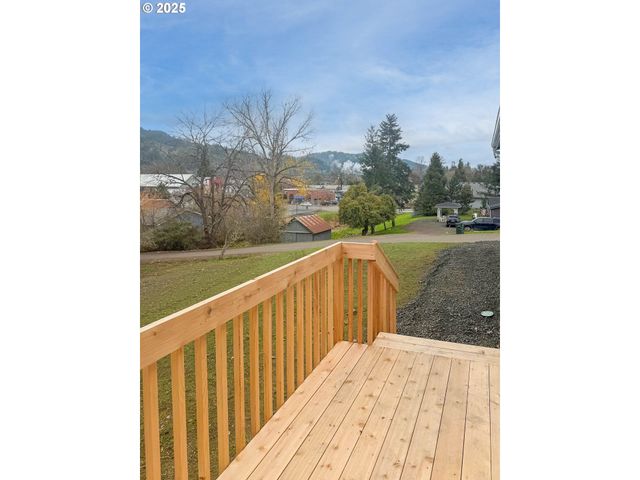 252 Ne THIRD St, Oakland, OR 97462