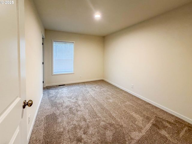 252 Ne THIRD St, Oakland, OR 97462