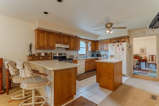 5466 W Sherwood Drive, Newburgh, IN 47630