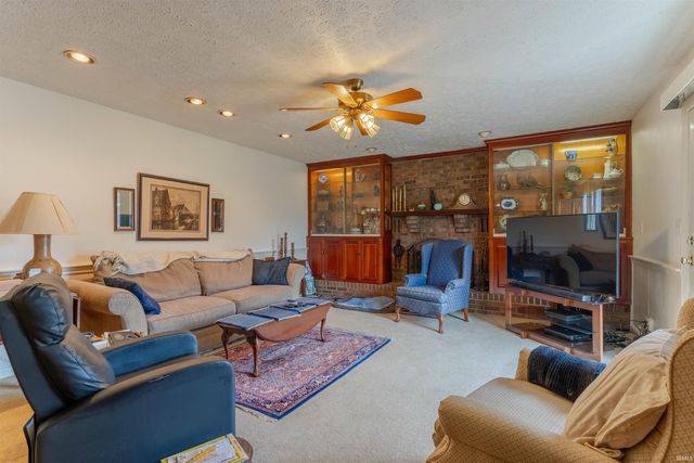 5466 W Sherwood Drive, Newburgh, IN 47630