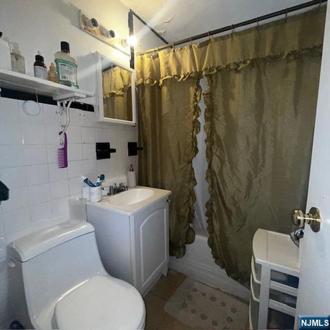 165 Woods Avenue 2nd Fl., Bergenfield, NJ 07621