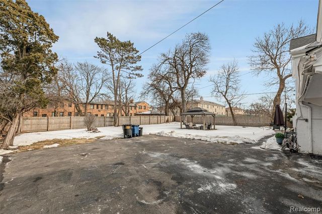 17200 Pontchartrain Boulevard, Highland Park, MI 48203