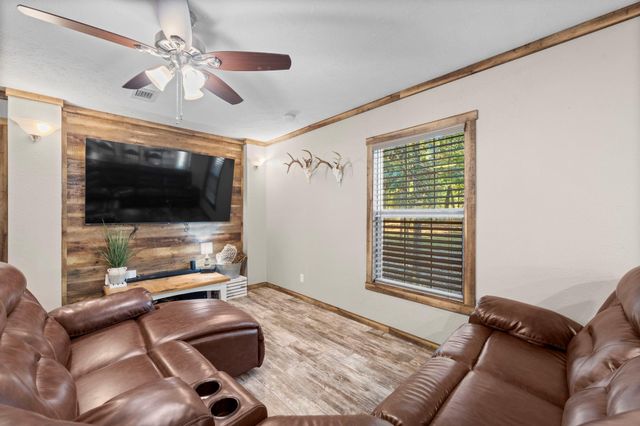 577 S Winding River Road, Oakhurst, TX 77364