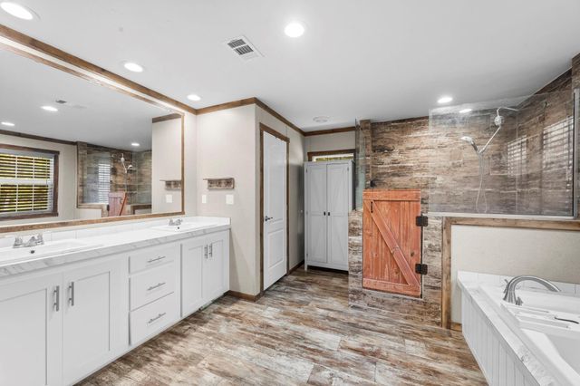 577 S Winding River Road, Oakhurst, TX 77364