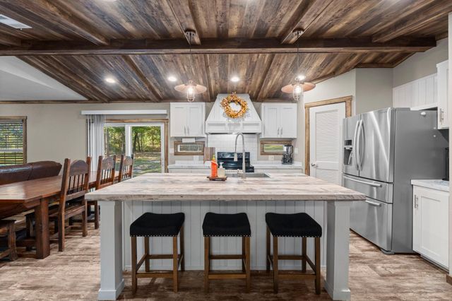 577 S Winding River Road, Oakhurst, TX 77364