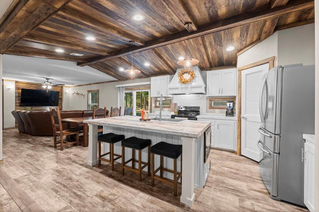 577 S Winding River Road, Oakhurst, TX 77364