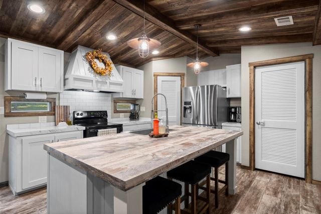 577 S Winding River Road, Oakhurst, TX 77364