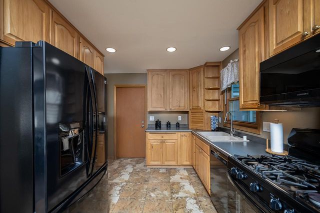 8560 S Sharon DRIVE, Oak Creek, WI 53154