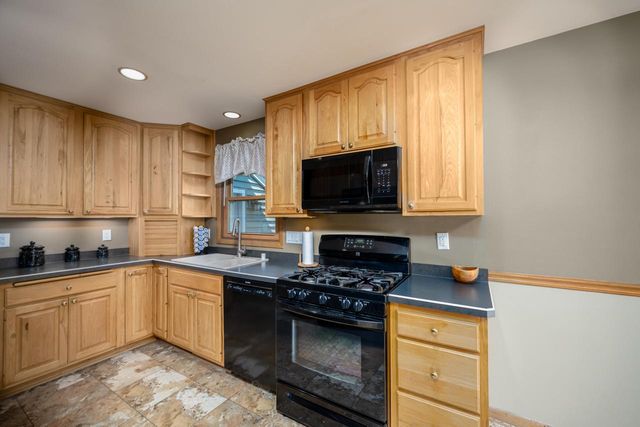 8560 S Sharon DRIVE, Oak Creek, WI 53154