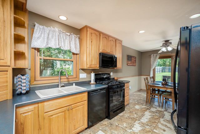 8560 S Sharon DRIVE, Oak Creek, WI 53154