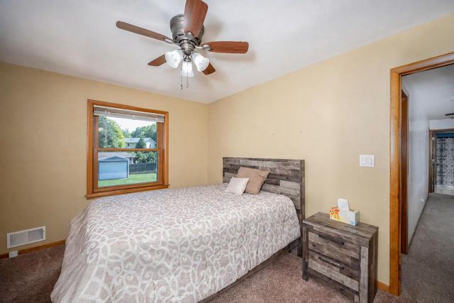 8560 S Sharon DRIVE, Oak Creek, WI 53154
