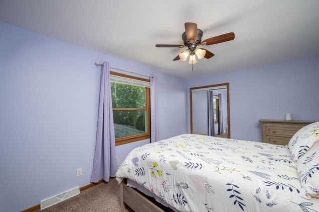 8560 S Sharon DRIVE, Oak Creek, WI 53154