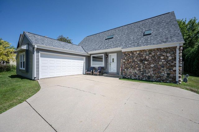 8560 S Sharon DRIVE, Oak Creek, WI 53154