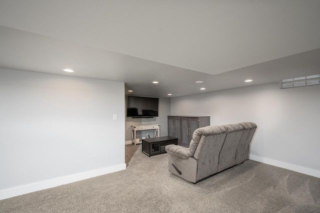 8560 S Sharon DRIVE, Oak Creek, WI 53154