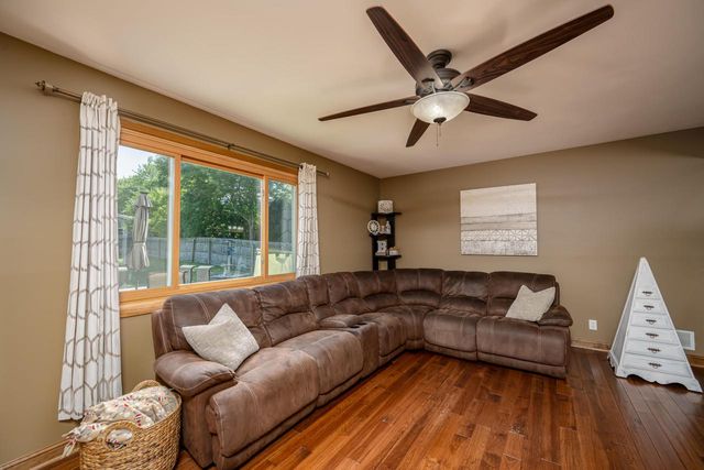 8560 S Sharon DRIVE, Oak Creek, WI 53154