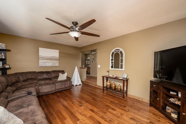 8560 S Sharon DRIVE, Oak Creek, WI 53154