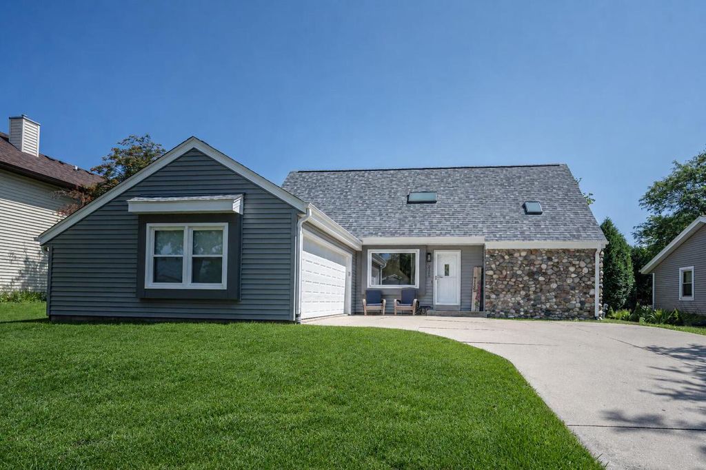 8560 S Sharon DRIVE, Oak Creek, WI 53154