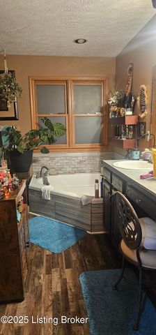 5021 Hunters Point Cir, Louisville, KY 40216