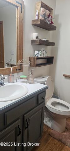 5021 Hunters Point Cir, Louisville, KY 40216